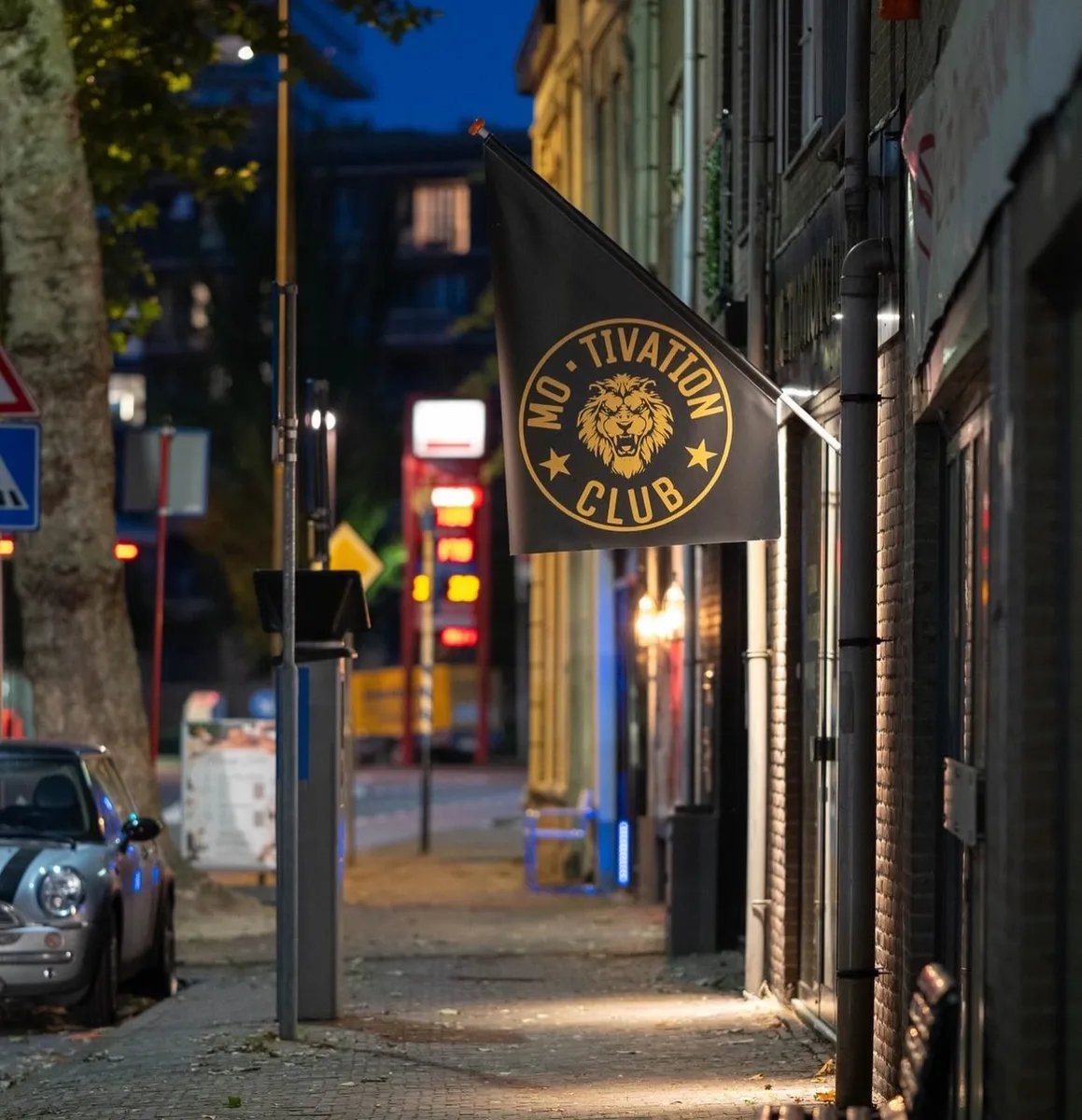 De vlag van Mo.tivation Club aan de gevel van de club